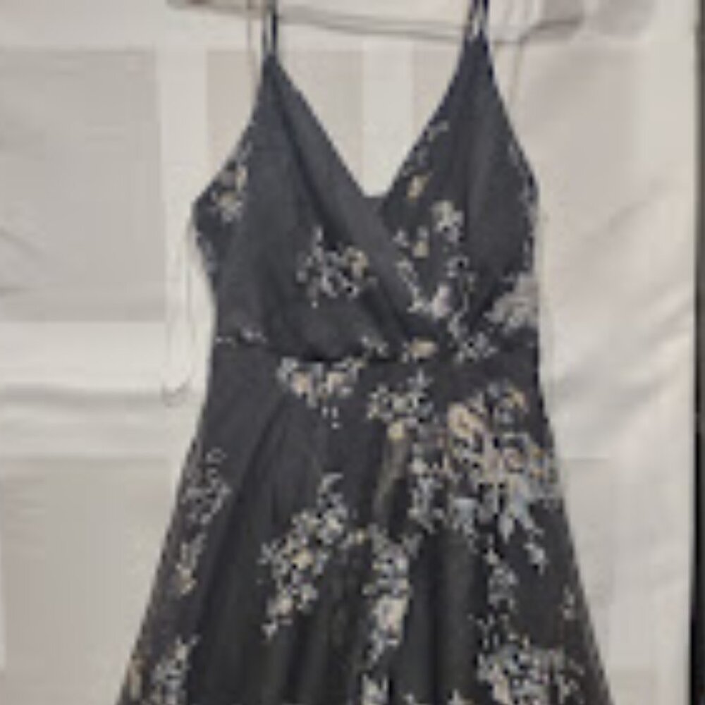 LULUS MADE TO FLAUNT BLACK FLORAL PEACOCK MOTIF SUPLICE NECKLINE MAXI FORMAL MED